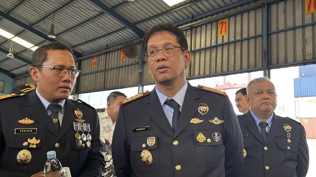 Menkeu Purbaya Sidak ke Posko Bea Cukai Tanjung Priok, Cek Kontainer Impor dari China